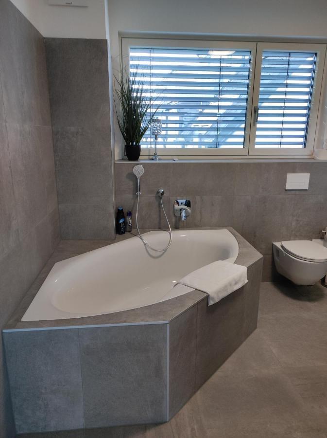 וינה Luxurioeses Penthouse Mit Blick Auf Die Uno-City Und Dem Kaiserwasser. 3Schlafzimmer, 2 Baeder, Privat Lift Ins Apartment מראה חיצוני תמונה